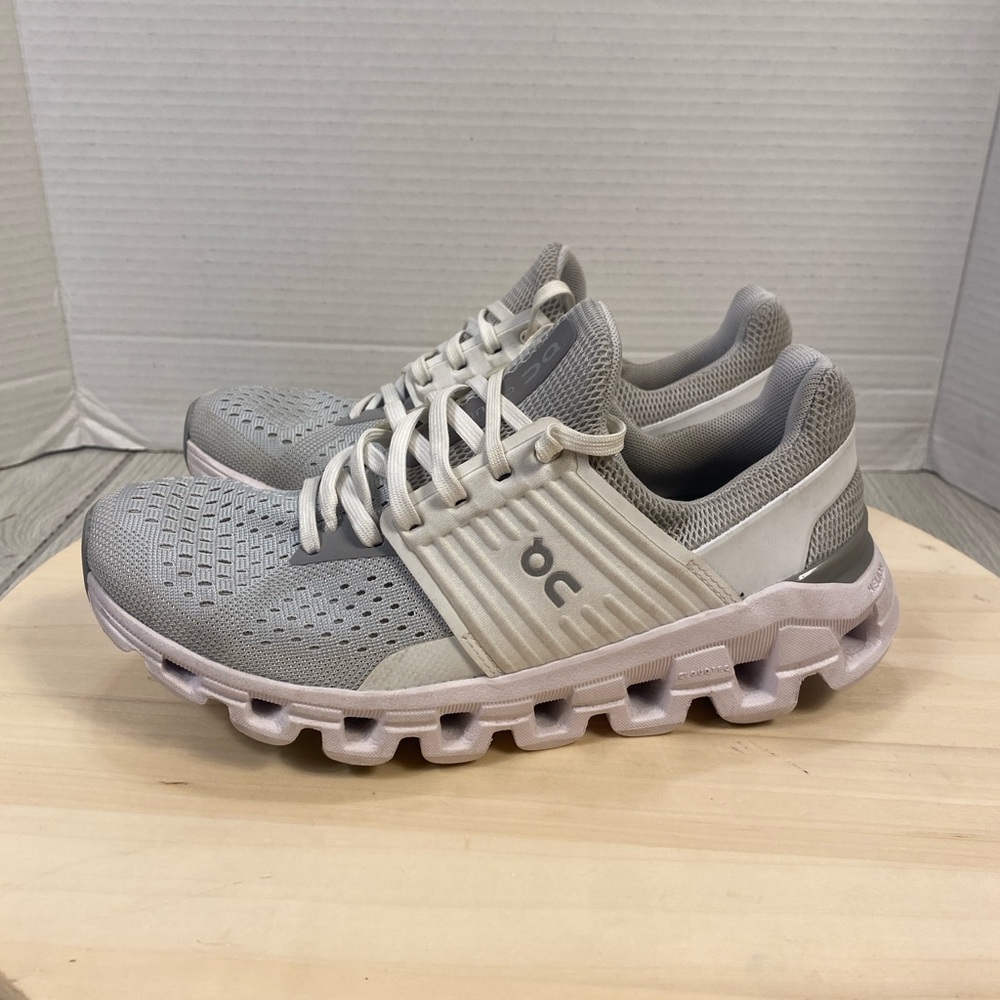 On Running Women's Athletic Shoes in Gray and Cream - Picture 4 of 9